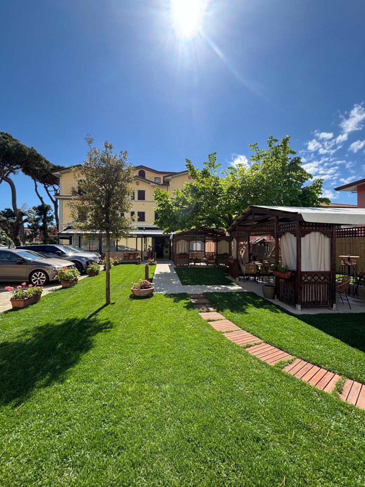 Hotel Virginia Marina di Massa Eksteriør bilde