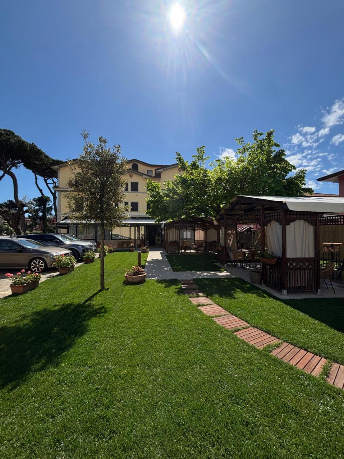 Hotel Virginia Marina di Massa Eksteriør bilde
