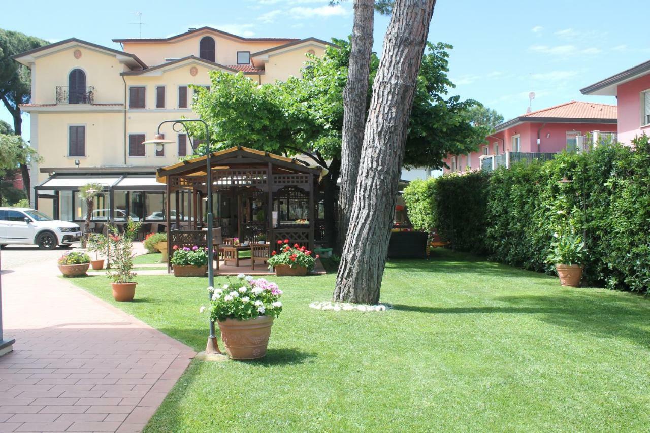 Hotel Virginia Marina di Massa Eksteriør bilde
